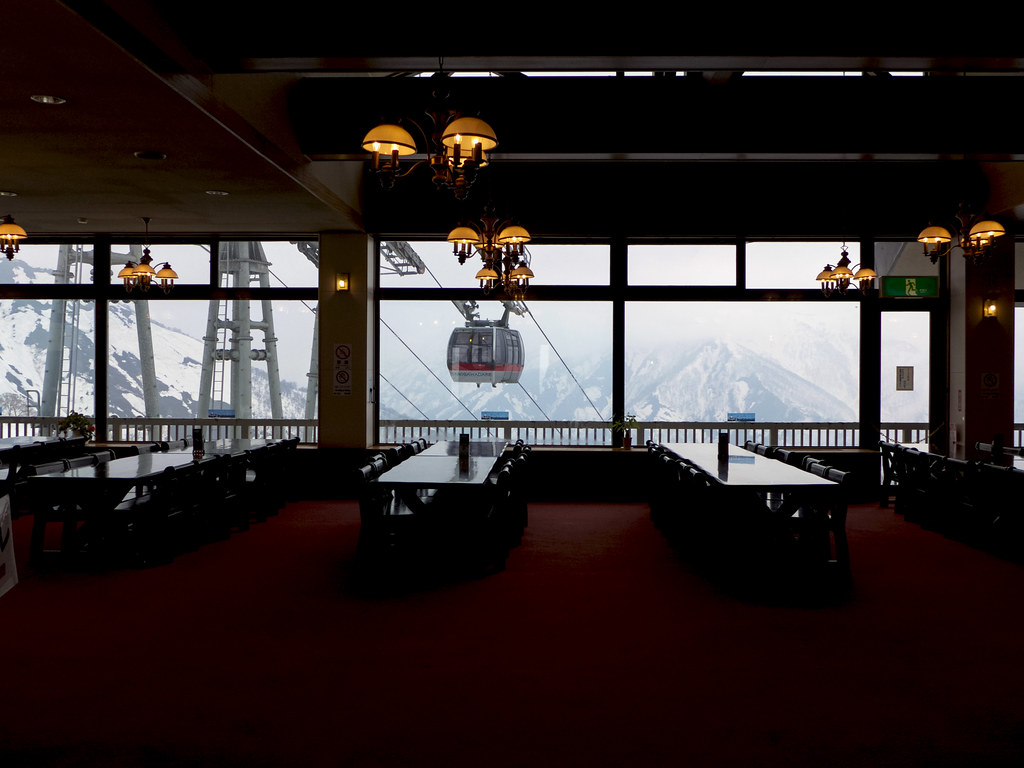 店内から見る冬の谷川岳ロープウェイ