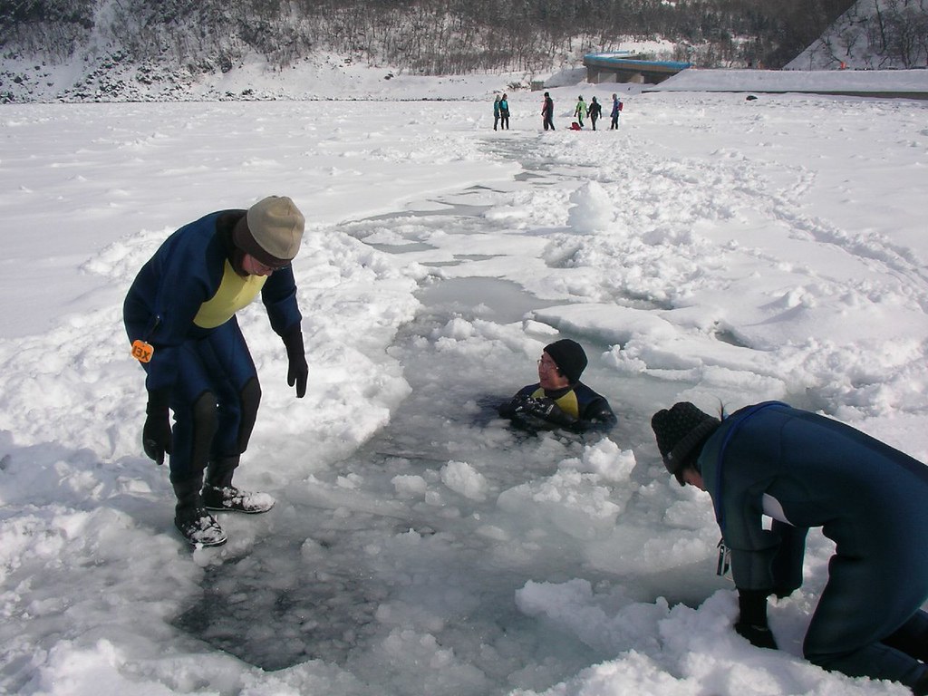 12月の知床で流氷ウォーク体験を楽しむ観光客