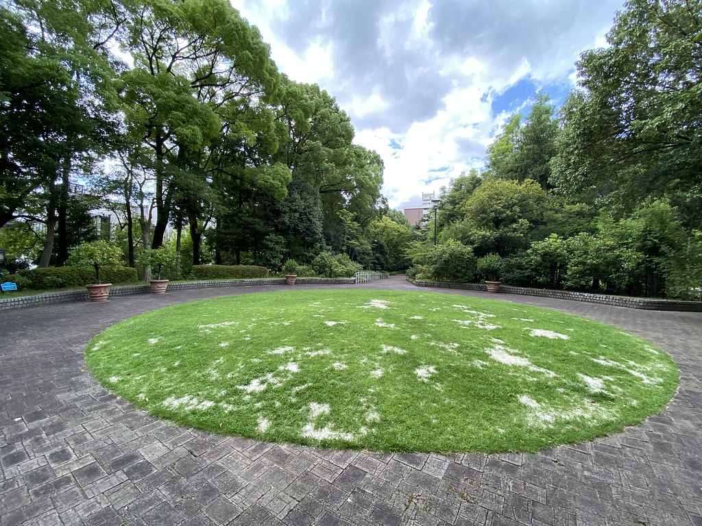 ゆったりとした時間を過ごす久屋大通庭園フラリエ