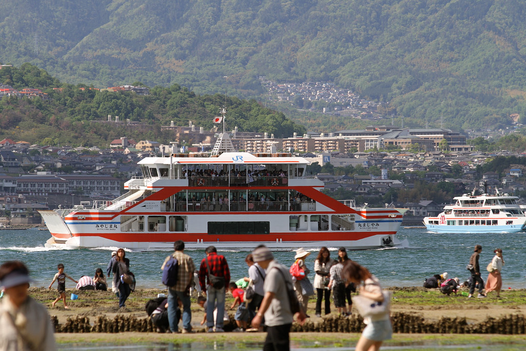 宮島のフェリーと観光客