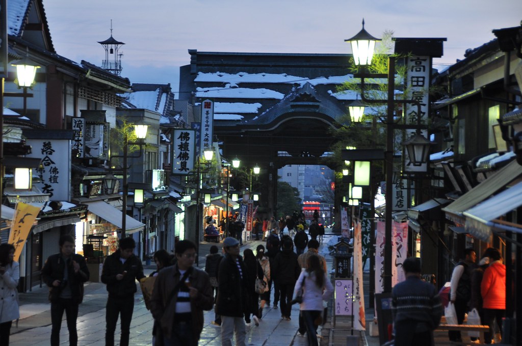 夕暮れ時の善光寺仲見世通り