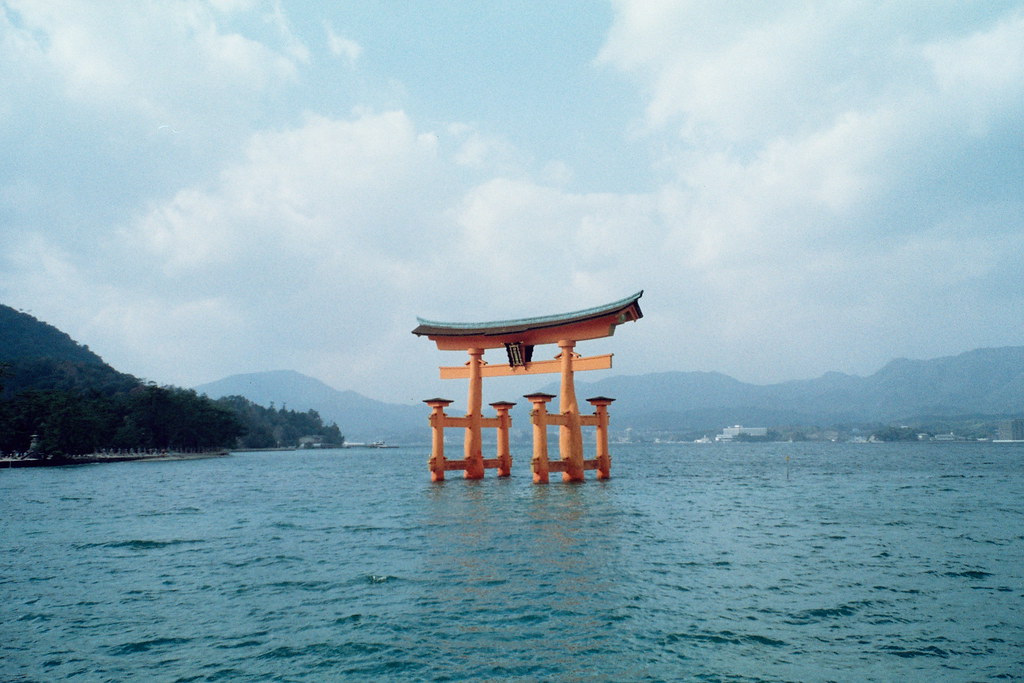 海から見た嚴島神社鳥居 宮島