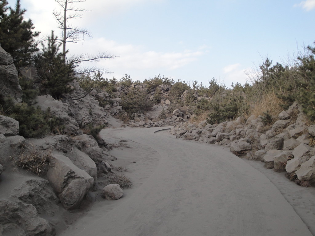 全長1キロもある有村溶岩展望所の岩道