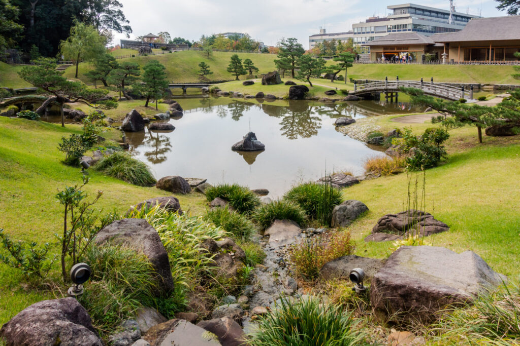 自然の美しさが広がる玉泉院丸庭園
