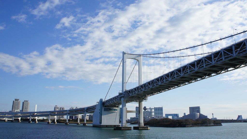 東京湾とレインボーブリッジ