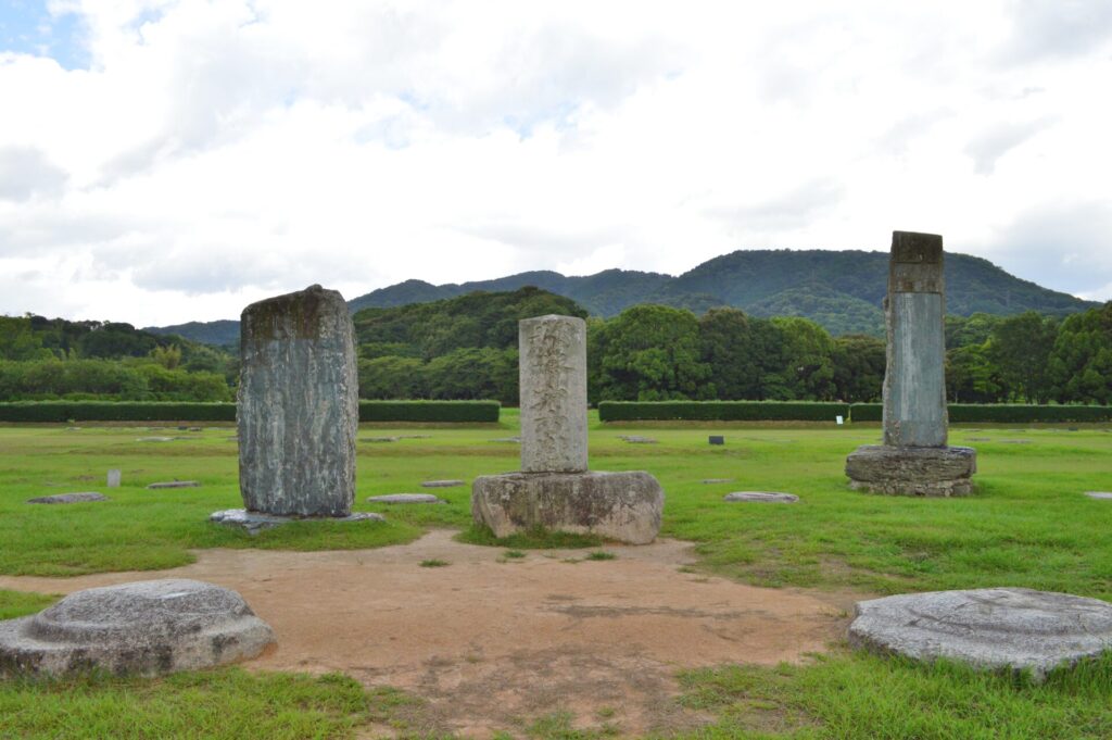 歴史的な遺構が見られる大宰府政庁跡