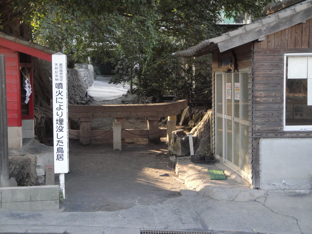 黒神埋没鳥居、火山の噴火により埋没した鳥居