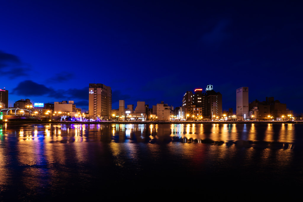 水面に美しく映る釧路の街並み