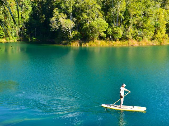 サップをしている人