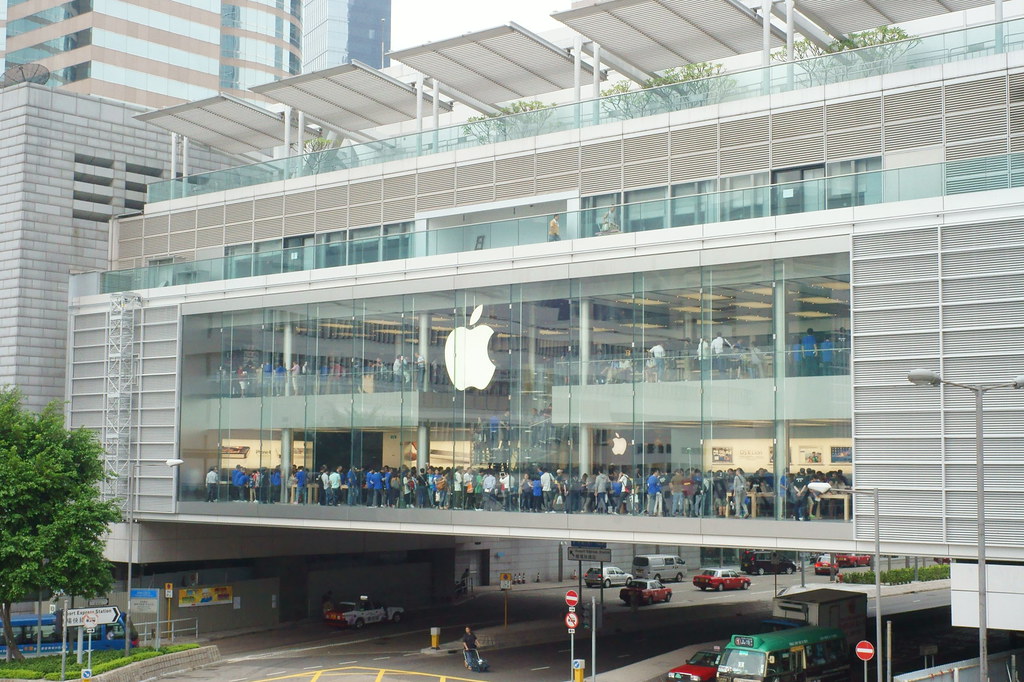 IFCモールで最新ファッションをチェック