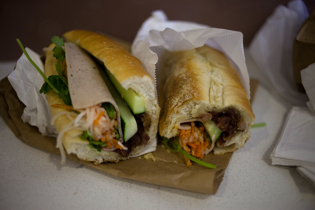 フランスパンにベトナム風の具材を挟んだこのサンドイッチ