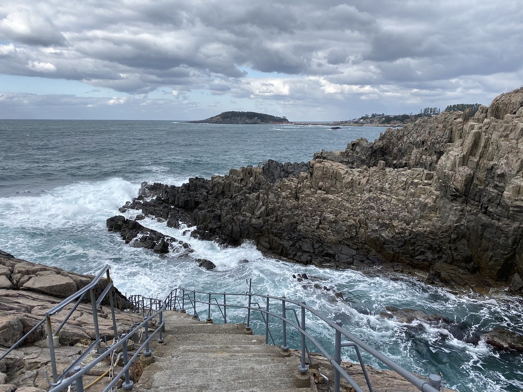 福井を代表する景勝地「東尋坊」のダイナミックな波しぶき
