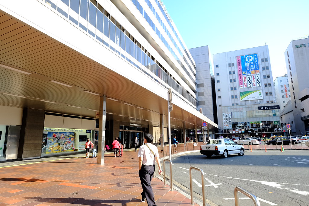 博多駅から出発する様子