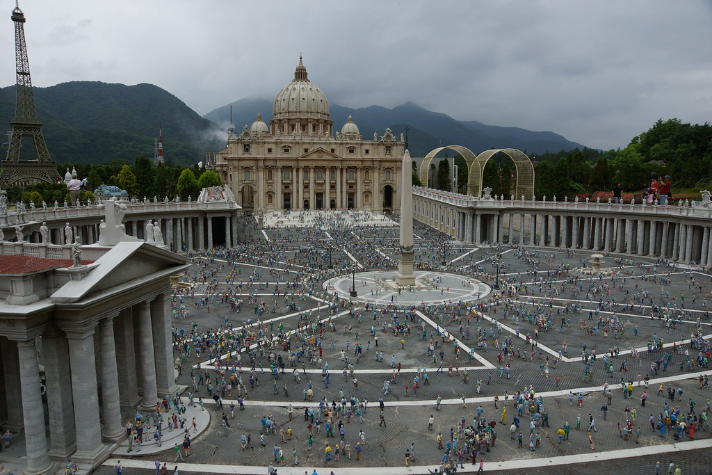 バチカン市国の中心にあるサン・ピエトロ広場