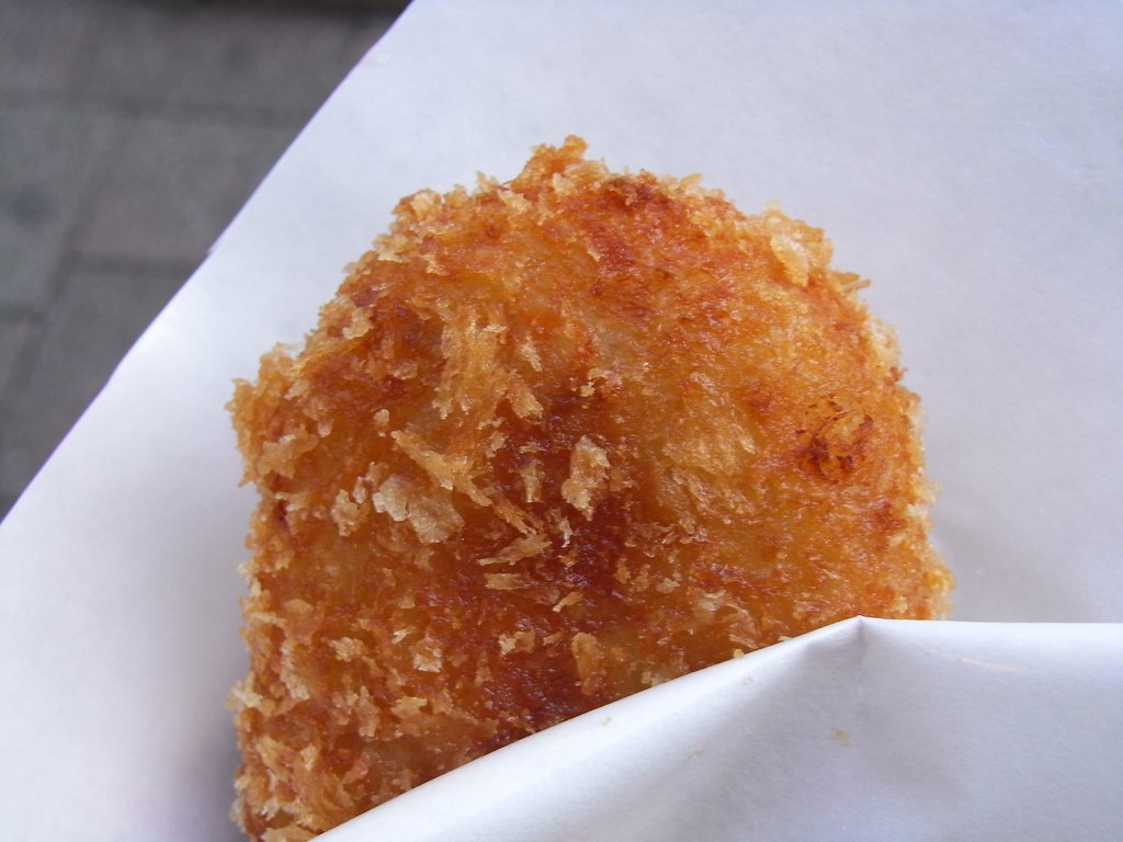 お茶タイムには揚げたてのコロッケが絶品