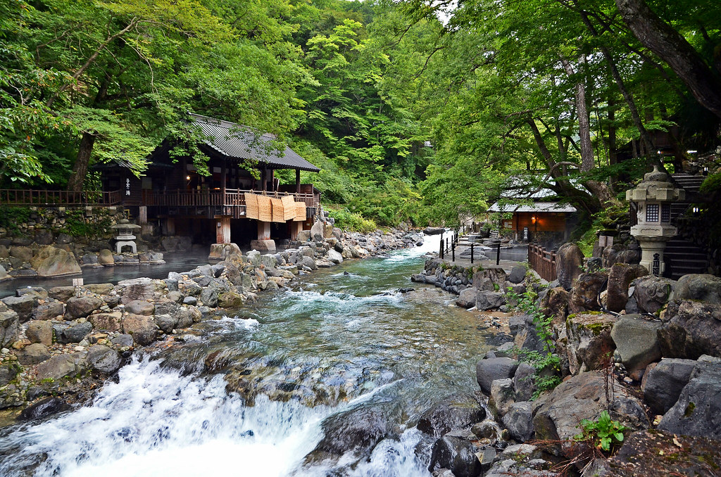宝川温泉と宝川の景色