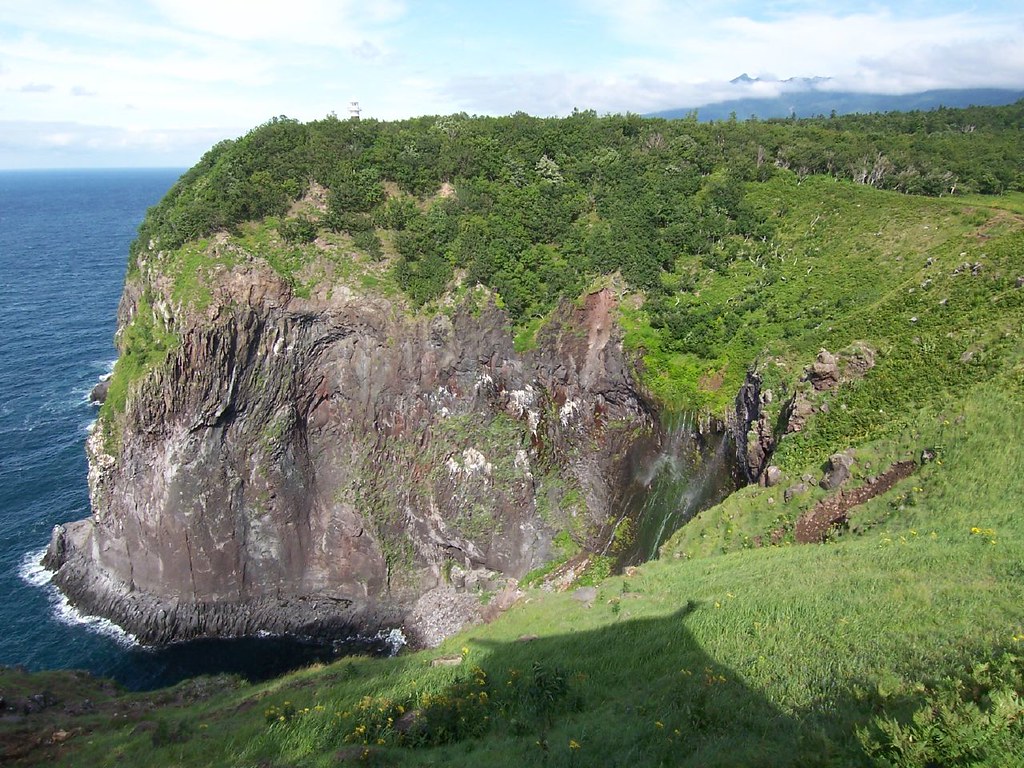 フレペの滝は、知床半島のプユニ岬東の断崖からオホーツク海に流れ落ちる美しい滝です