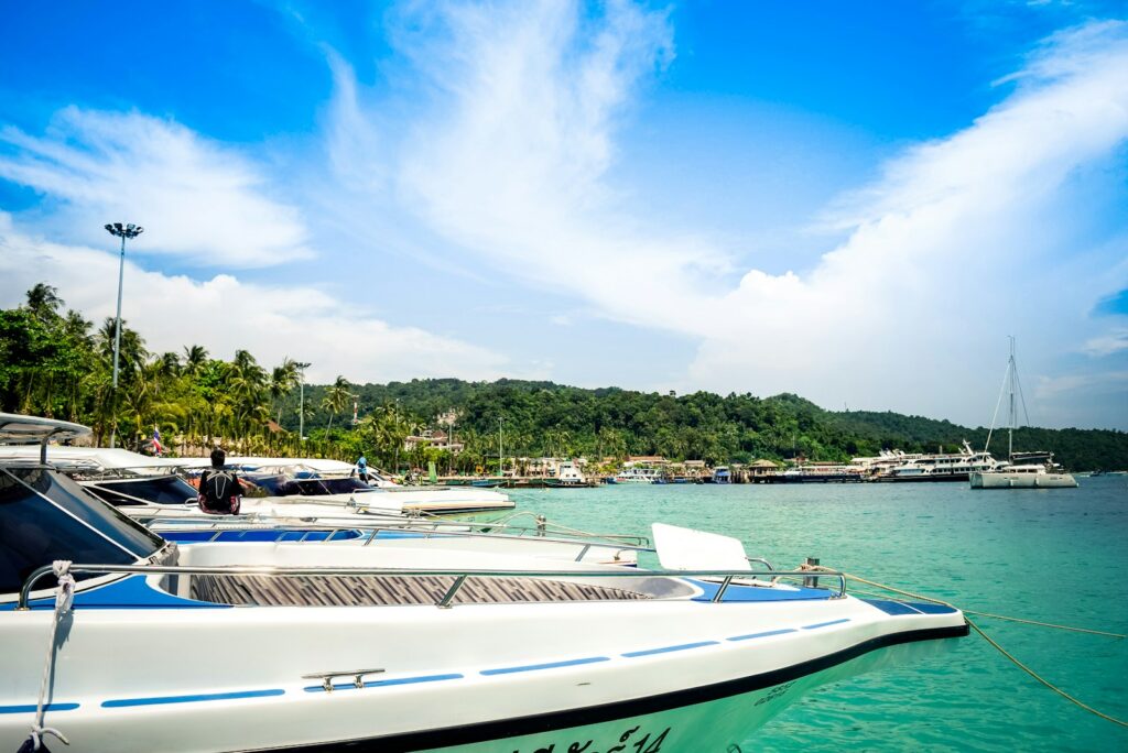 クラビの港に並ぶボート