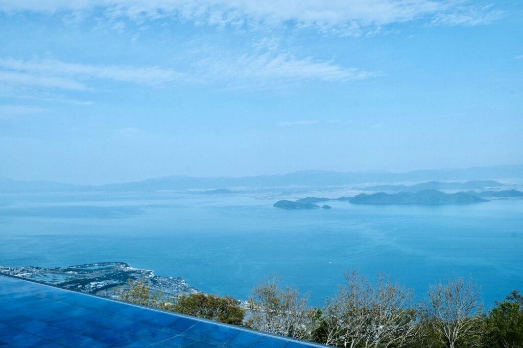 滋賀の観光スポット琵琶湖の美しい眺め