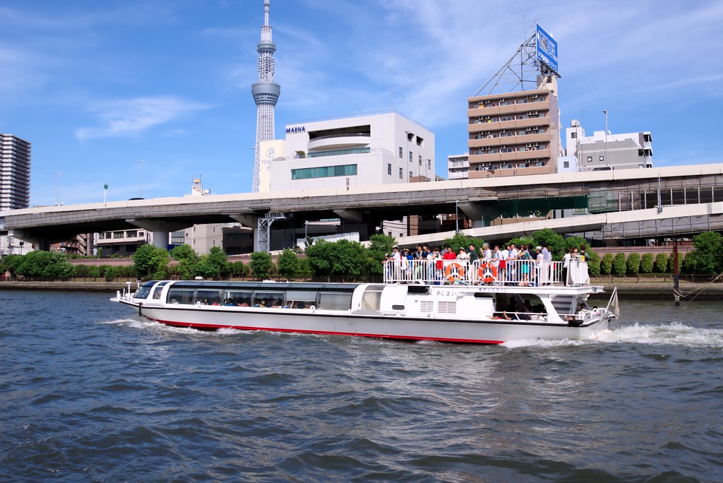 隅田川に浮かぶ隅田川水上バス
