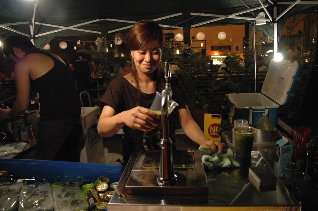 ビアガーデンで抹茶ビールをつぐ人