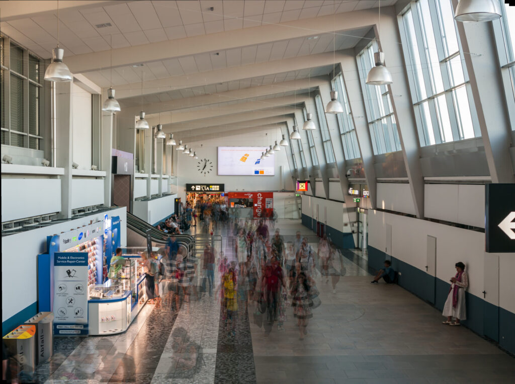 ウィーン国際空港で行き交う人々