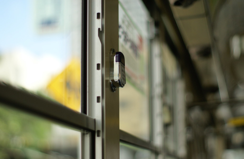 京都駅から地下鉄とバスで清水寺に行くバス車内のイメージ