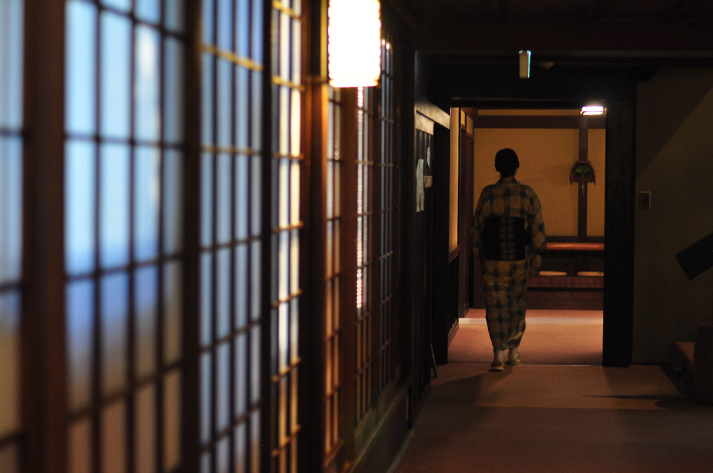 温泉宿で旅の疲れを癒やす