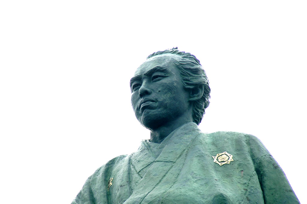 坂本龍馬像を見学