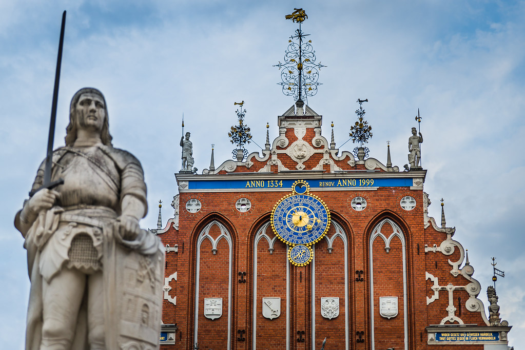 リガの観光スポット・ブラックヘッドハウスと石像