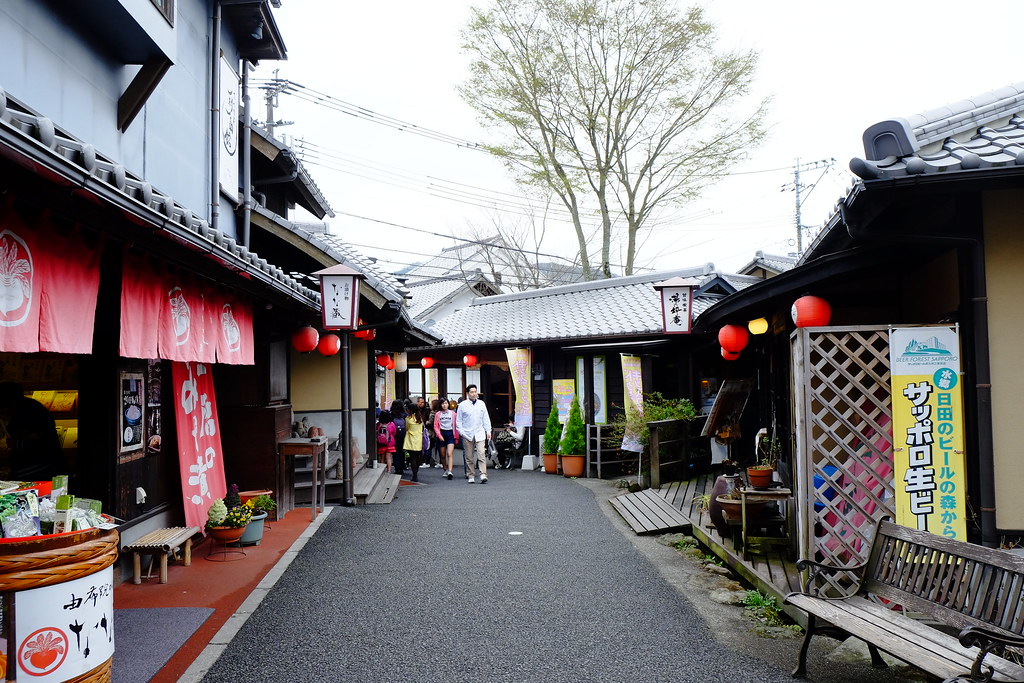湯の坪街道を散策