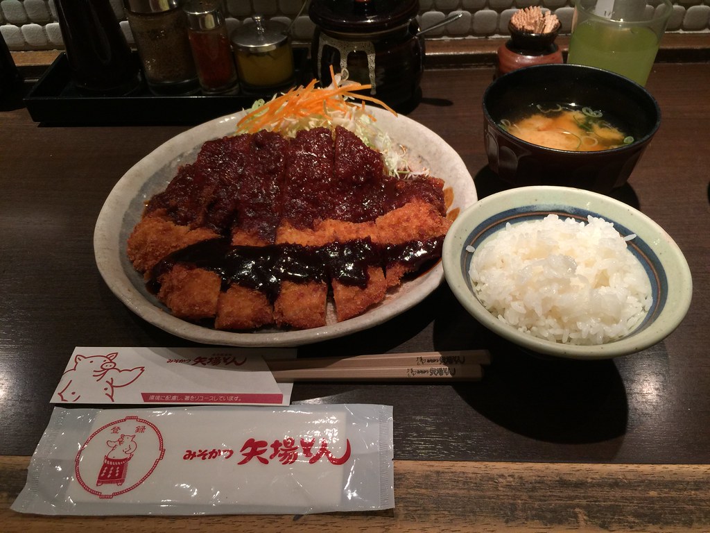 矢場とんで名古屋名物の味噌カツを堪能