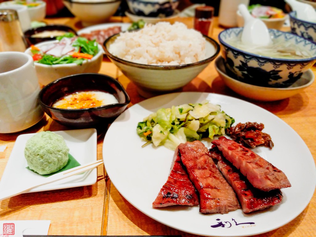 仙台グルメとして人気がある利休の牛タン