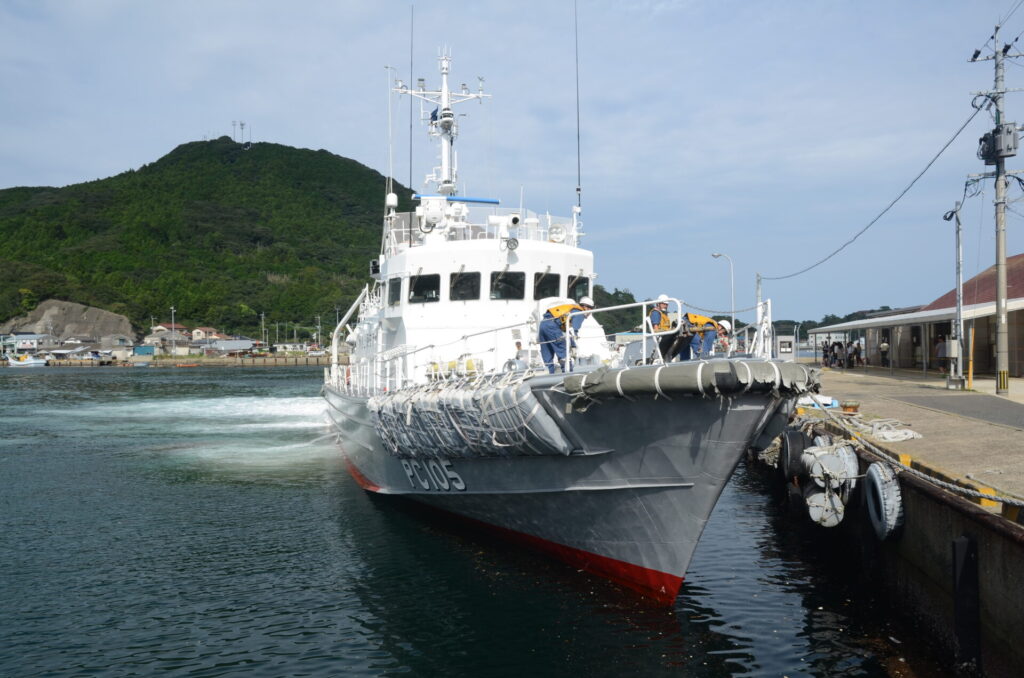 福岡の博多港から船で比田勝港へ