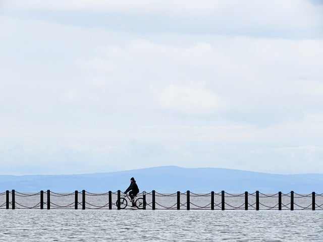 湖のほとりをサイクリング