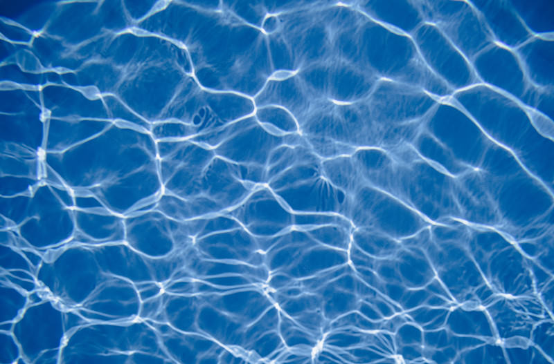 対策KW「プールの水面の光の波紋」