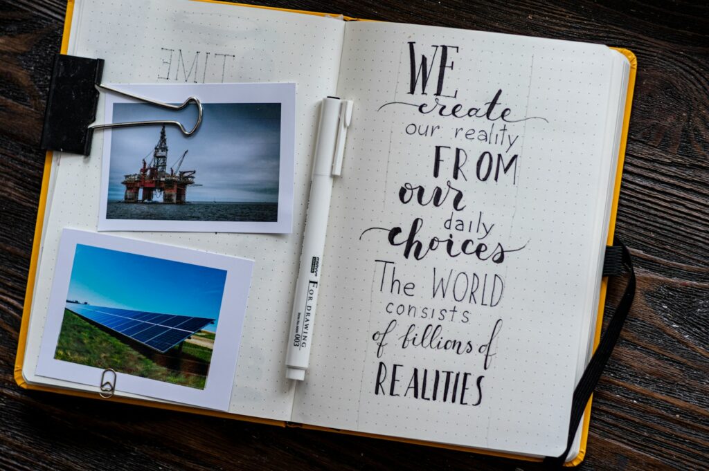 日帰り旅行と宿泊旅行を検討しているイメージ画像