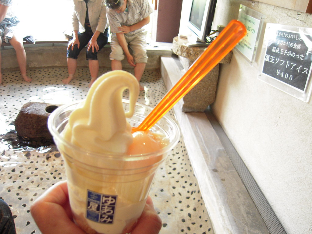 あゆみ屋でソフトクリームを食べる様子