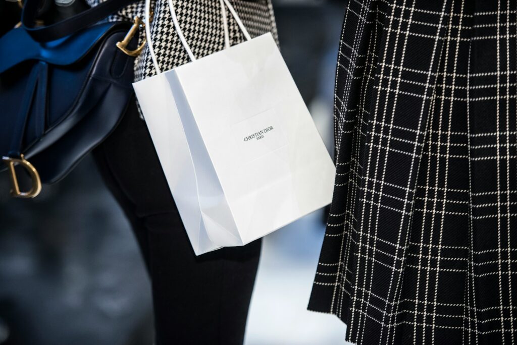 アミュプラザ鹿児島でお買い物する人