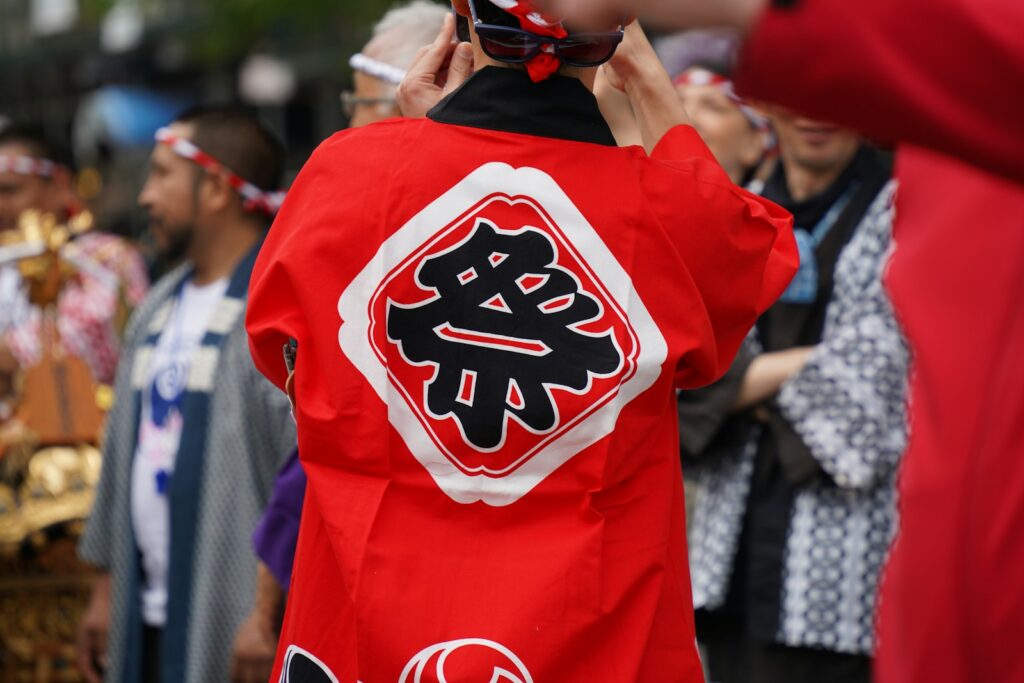 お祭のはっぴを着た人