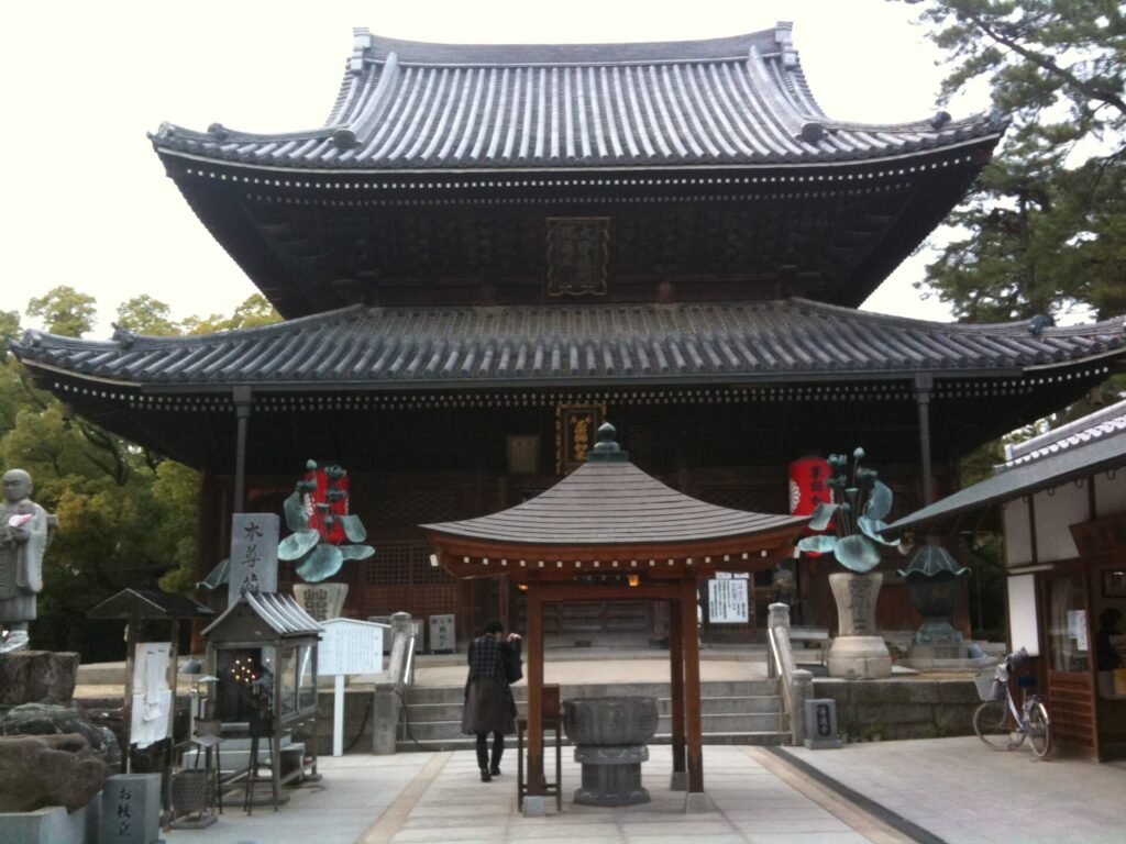 多くの観光客が訪れる善通寺