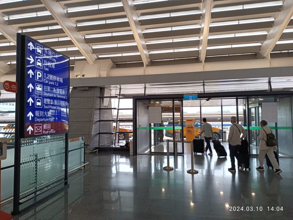 タクシー乗り場を案内する案内板