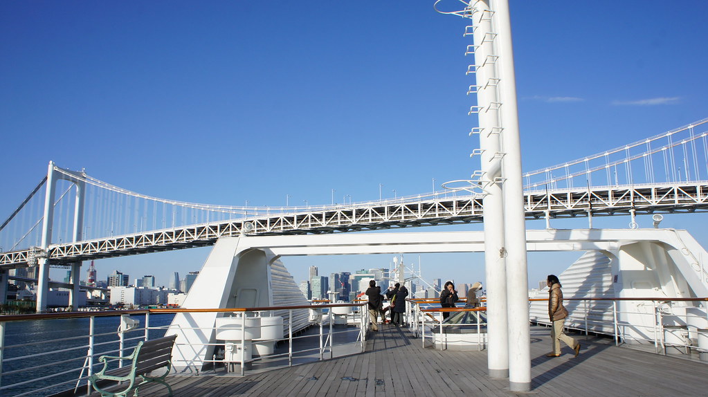 東京湾クルーズの船のデッキ