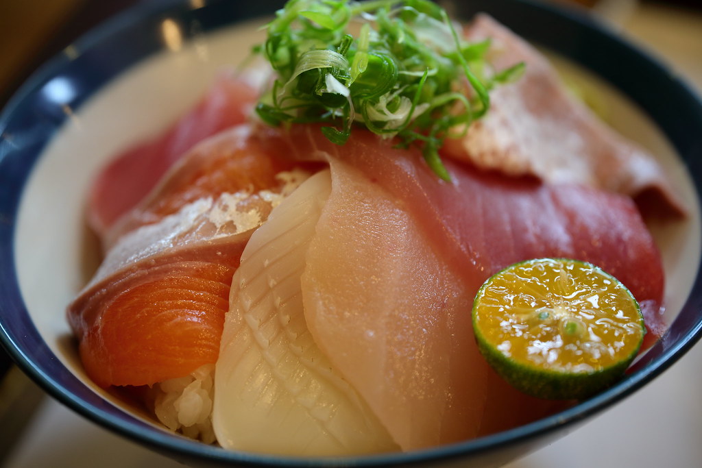 新鮮な海の幸を使った丼