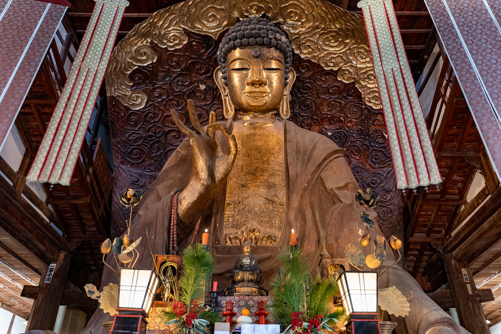 下から見上げた岐阜大仏