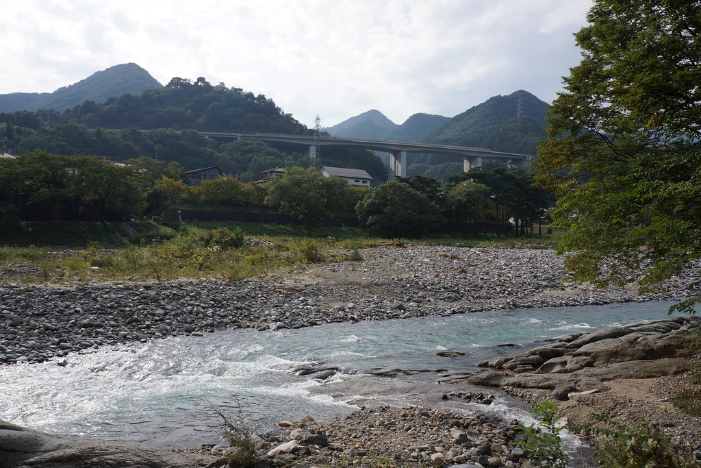 諏訪峡の自然の景色