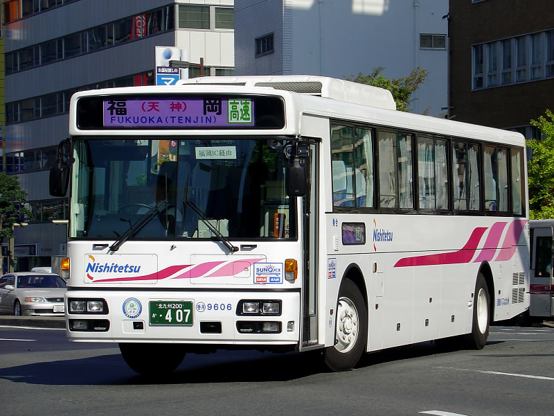 博多バスターミナルから出発した西鉄バス