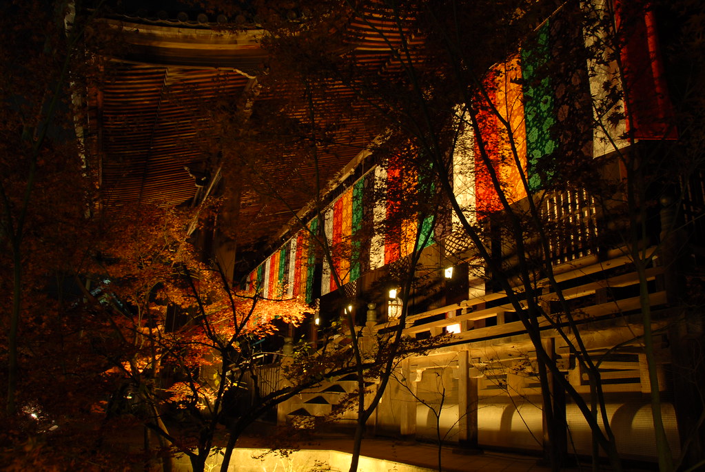 8月の京都の夜は、特別なイベントや美しい夜景スポットで充実した観光ができます