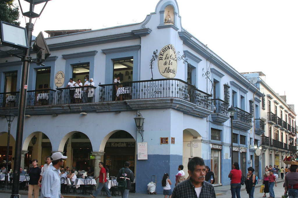 ソカロ周辺の観光地は朝の光が美しく