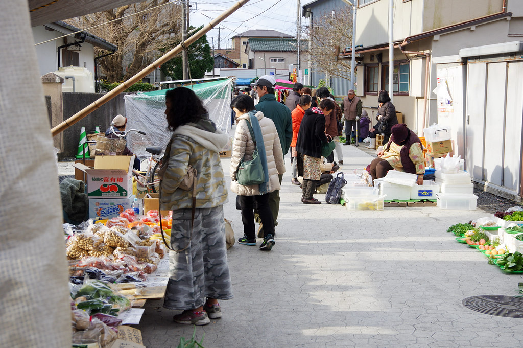 新鮮な海の幸が並ぶ勝浦朝市の様子